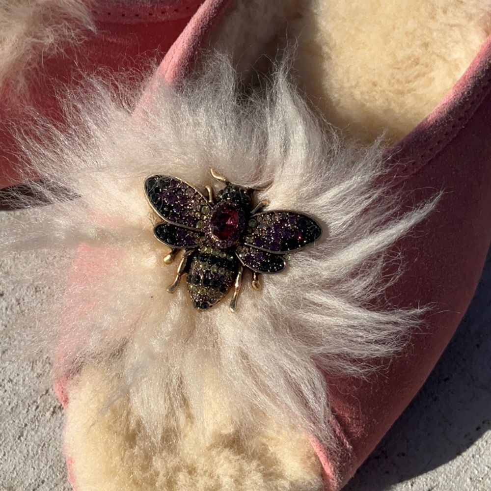 UGG Queen Bee 🐝 Yvett Wedge
Slippers Size 9 - Picture 9 of 16